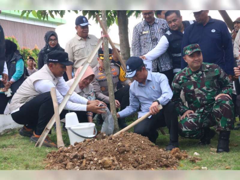 Menteri Lingkungan Hidup Pimpin Korve Kebersihan di Pasar Wisata Bojonegoro