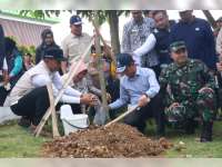 Menteri Lingkungan Hidup Pimpin Korve Kebersihan di Pasar Wisata Bojonegoro