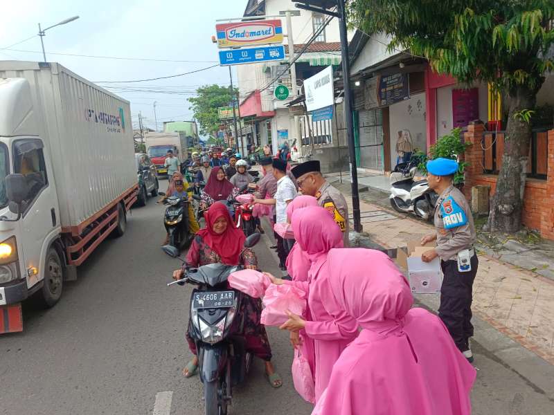 Polisi Bersama Bhayangkari di Sumberrejo, Bojonegoro Bagikan Takjil untuk Masyarakat