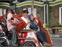 Senyum di Atas Pedal Listrik, Napas Baru Tukang Becak Lansia Bojonegoro