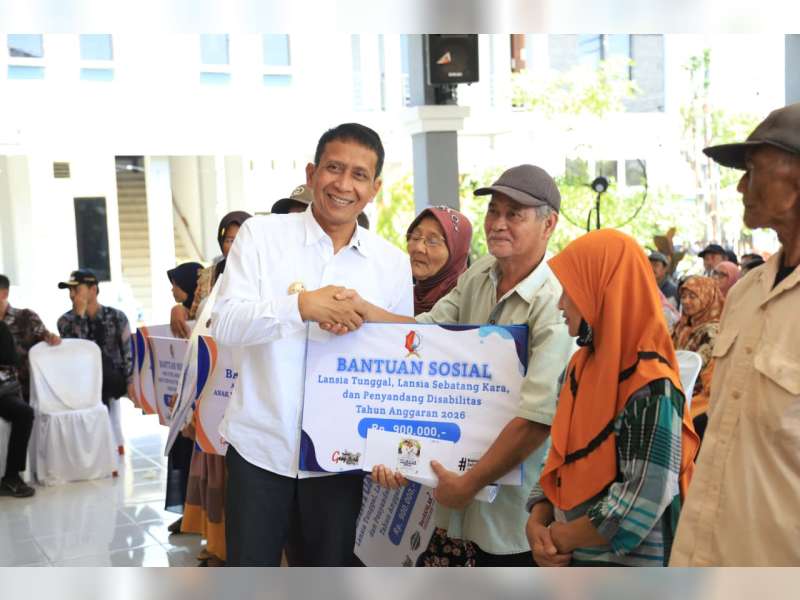 Bupati Bojonegoro Salurkan Bantuan Sosial untuk Kelompok Rentan di Kasiman