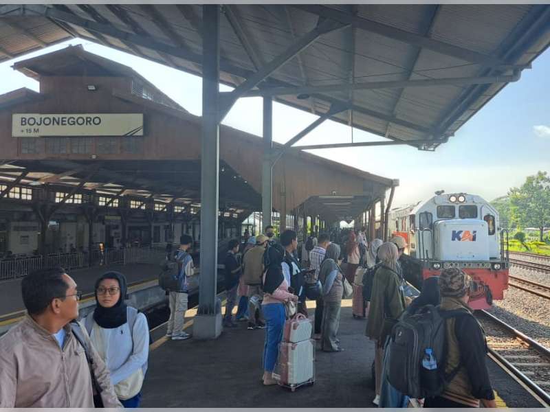 Hari Kedua Angkutan Lebaran 2026, KAI  Layani 1.230 Penumpang di Stasiun Bojonegoro