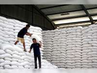 Bulog Pastikan Stok Bahan Pangan di Jawa Timur Aman Jelang Idulfitri