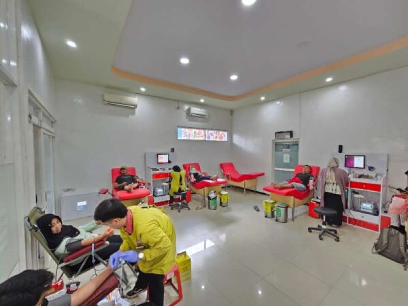 Pastikan Stok Darah Aman Selama Ramadan, PMI Bojonegoro Bagikan Paket  Sembako Bagi Pendonor