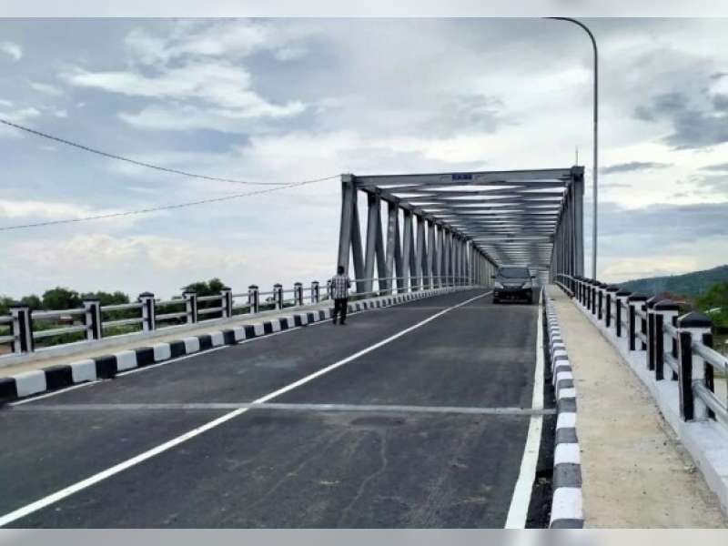 Ikon Lampu Mliwis Putih Percantik Jembatan TBT, Tim PJU Bojonegoro Siaga Penuh Selama Cuti Lebaran