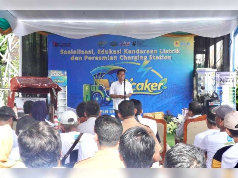 Dorong Transisi Energi Ramah Lingkungan Bupati Bojonegoro Resmikan Fasilitas Pengisian Daya Becak Listrik
