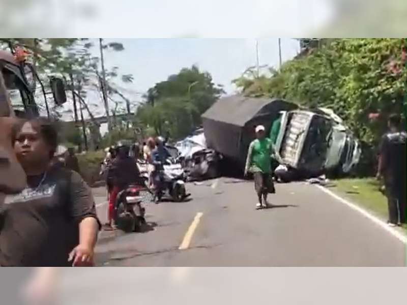 Tabrakan Toyota Rush dengan Truk di Bawah Flyover Gayam, Bojonegoro, 5 Orang Luka-luka