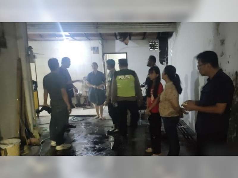 Diduga Akibat Korsleting Listrik, Bangunan Toko di Bojonegoro Kota Terbakar