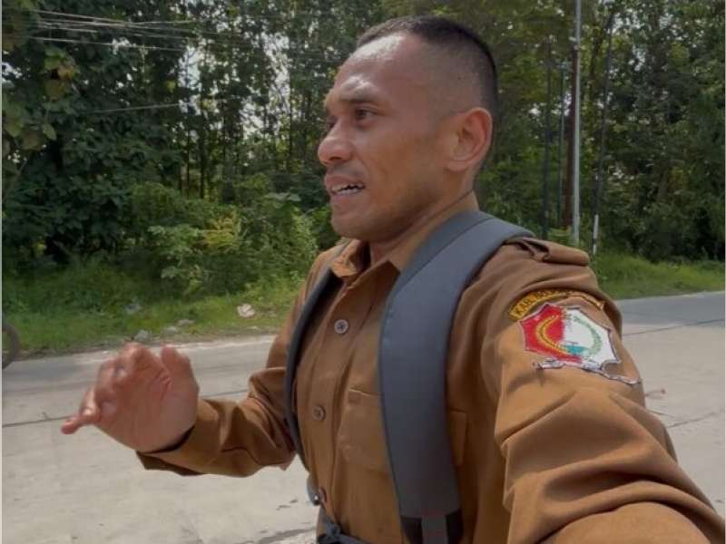 Dukung Kebijakan Bike to Work Pemkab Bojonegoro, Guru SMPN 1 Kasiman Pilih Lari ke Sekolah