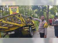 Truk Tabrak Pohon di Bubulan, Bojonegoro, Pengemudi Truk Luka-Luka