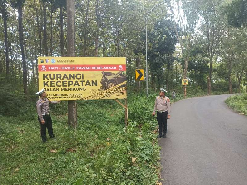 Antisipasi Kecelakaan, Satlantas Polres Bojonegoro Pasang Papan Imbauan  di Sejumlah Area Rawan