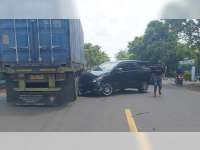 Tabrakan Truk vs Innova di Kapas, Bojonegoro, Pengemudi Innova Luka-Luka