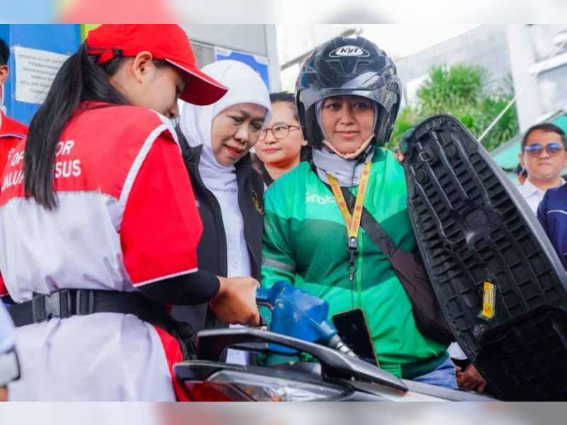 Gubernur Khofifah Salurkan BBM Gratis dan Sembako Bagi Ojol Perempuan di Malang