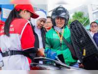 Gubernur Khofifah Salurkan BBM Gratis dan Sembako Bagi Ojol Perempuan di Malang