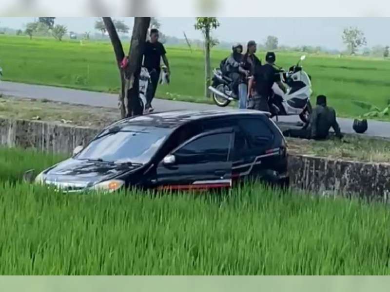 Avanza Terperosok ke Sawah di Kapas Bojonegoro, Diduga Sopir Kurang Konsentrasi