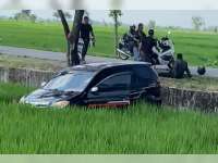 Avanza Terperosok ke Sawah di Kapas Bojonegoro, Diduga Sopir Kurang Konsentrasi