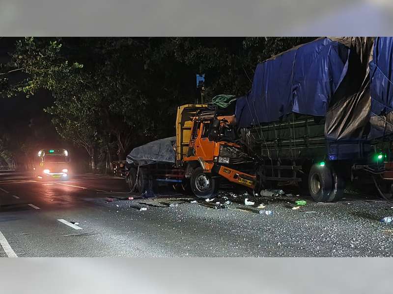 Diduga Sopir Mengantuk, 2 Truk Bertabrakan di Kapas, Bojonegoro