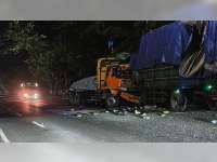 Diduga Sopir Mengantuk, 2 Truk Bertabrakan di Kapas, Bojonegoro