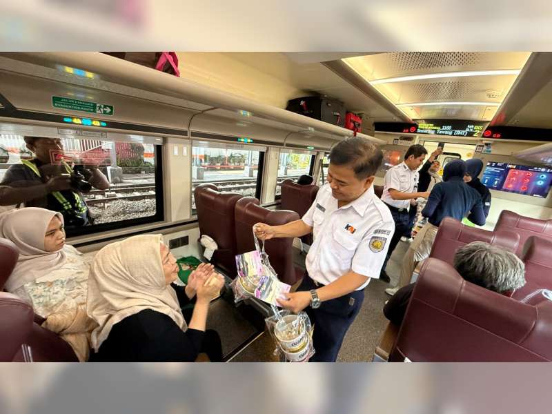 Sambut Peluncuran KA Anggrek, KAI Daop 8 Surabaya Manjakan Penumpang dengan Bingkisan Spesial