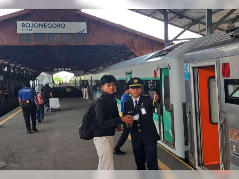 Jelang Libur Panjang Kenaikan Yesus Kristus, Ribuan Penumpang Padati Stasiun Bojonegoro
