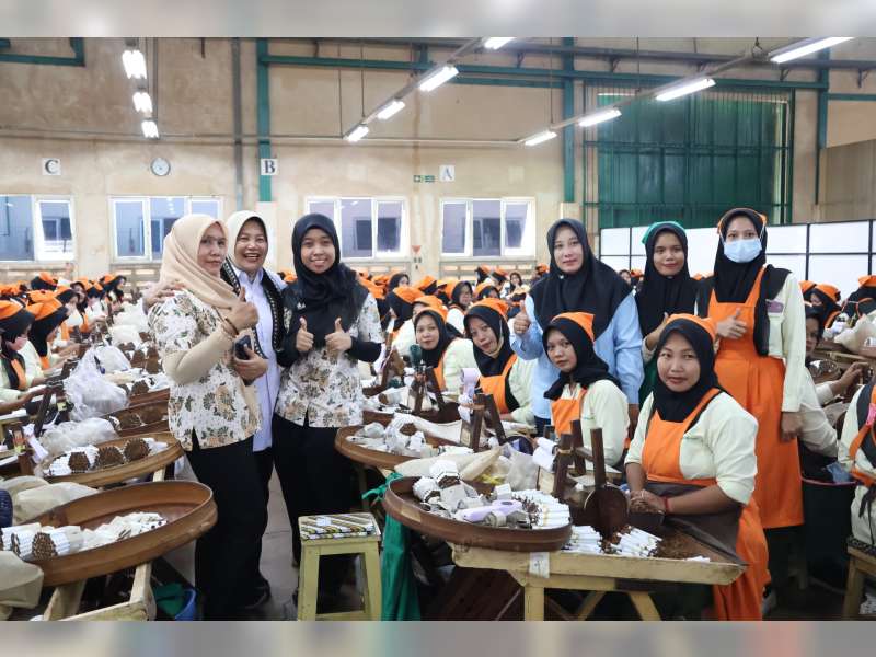 Momen Akrab Wabup Bojonegoro Jajal Melinting Tembakau Bareng Buruh di Baureno