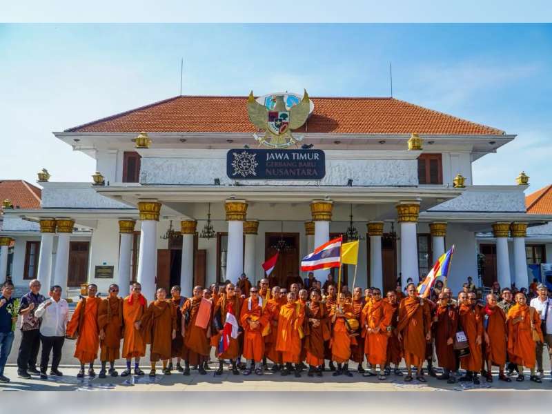 Gubernur Jatim Sambut Puluhan Bhikkhu Thudong di Grahadi, Bawa Pesan Kedamaian Dunia
