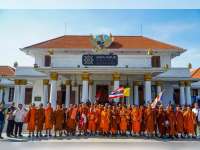 Gubernur Jatim Sambut Puluhan Bhikkhu Thudong di Grahadi, Bawa Pesan Kedamaian Dunia
