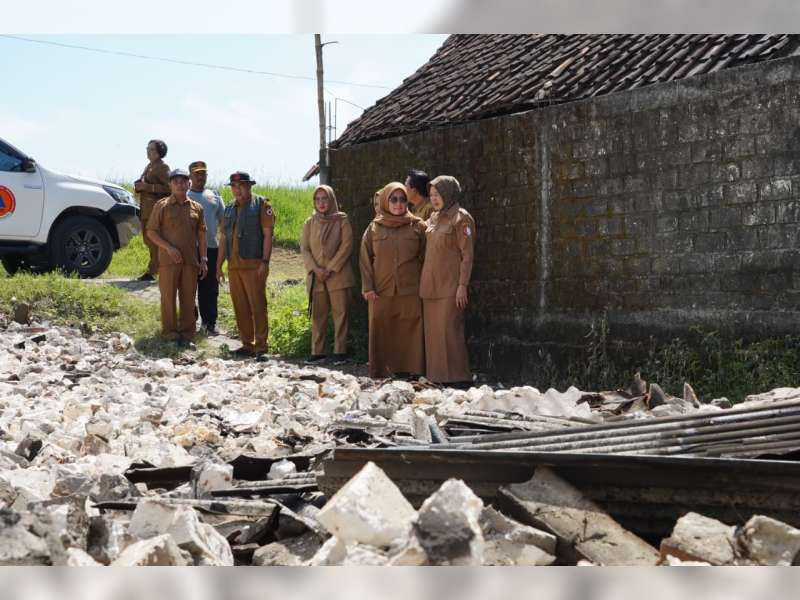 Rumah Warga di Kanor Hangus Terbakar, Wabup Bojonegoro Gerak Cepat Bantu Korban