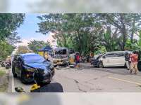 Avanza Tabrak Isuzu Elf dan Motor di Dander, Bojonegoro, 4 Orang Luka-Luka