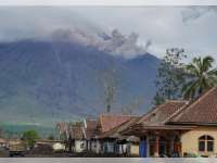 Kolom Abu Setinggi Satu Kilometer Keluar dari Kawah Gunung Semeru Jumat Pagi
