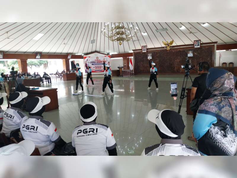 Keseruan Final Lomba Senam PGRI Bojonegoro, Momentum Perkuat Solidaritas Guru Perempuan