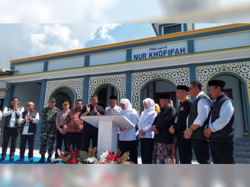 Gubernur Khofifah Salurkan BLT DBHCHT Rp10,3 Miliar di Bojonegoro dan Resmikan Masjid Nur Khofifah