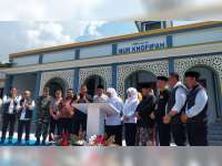 Gubernur Khofifah Salurkan BLT DBHCHT Rp10,3 Miliar di Bojonegoro dan Resmikan Masjid Nur Khofifah