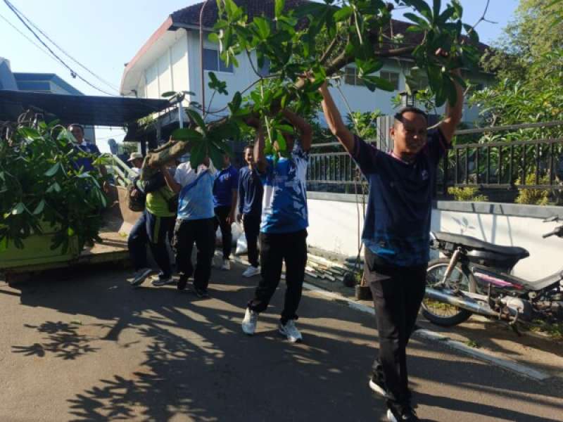 Dinas Sosial Bojonegoro Hijaukan Makam Kanjeng Soemantri dengan Pohon Pule