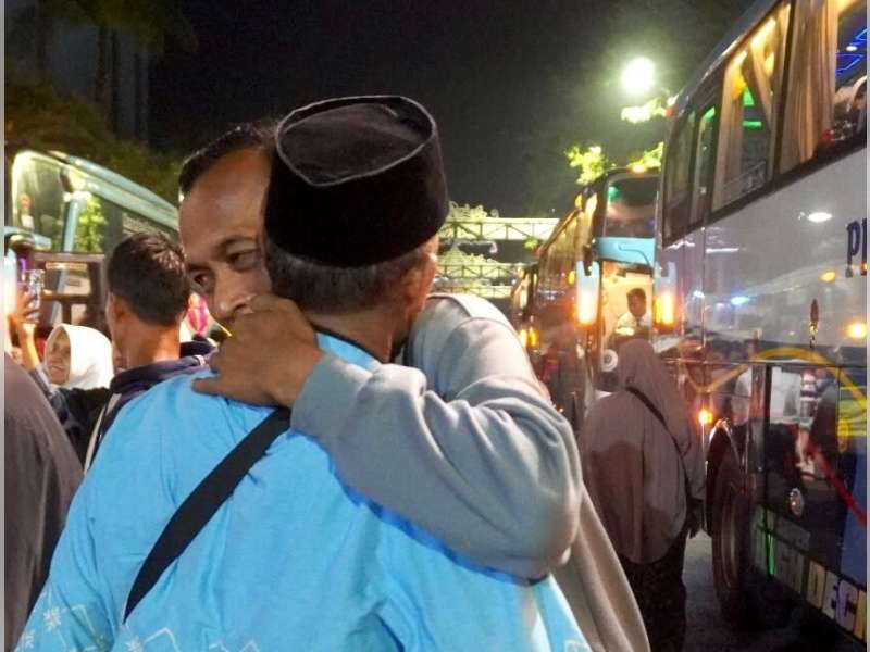 Tangis Haru Sambut Kepulangan Jamaah Haji Bojonegoro, Boneka Unta Jadi Oleh-Oleh Khas