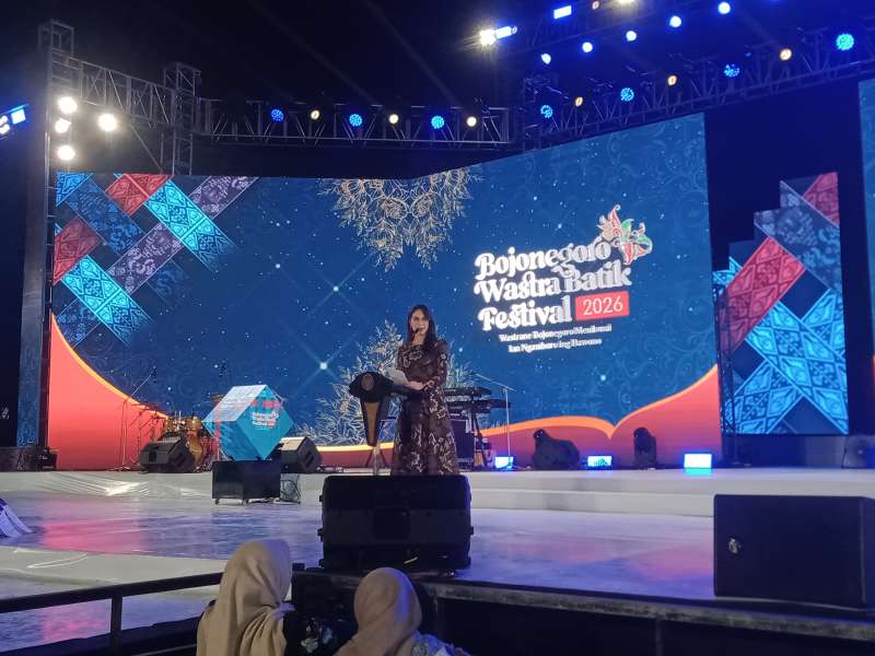 Ketua Dekranasda Jatim Arumi Bachsin Buka Bojonegoro Wastra Batik Festival 2026