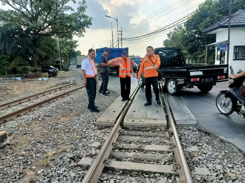Jaga Keandalan Jalur Rel, PT KAI  Lakukan Perbaikan Geometri Perlintasan Sebidang Bayeman Baureno