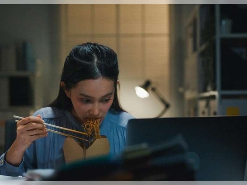 Kebiasaan Makan Berat Larut Malam Diam-Diam Bisa Merusak Fungsi Ginjal