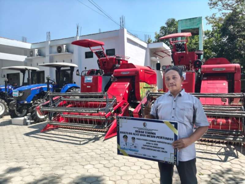 Petani Bojonegoro  Terima Bantuan Alsintan hingga Asuransi Tani
