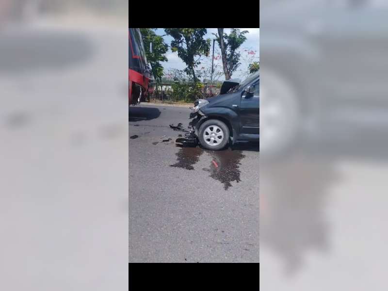 Gagal Salip Kendaraan di Depannya, Bus Jaya Utama Hantam Avanza di Baureno Bojonegoro