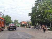 Motor Vixion Kontra Truk Ayam di Baureno, Satu Orang Luka Berat