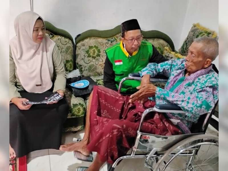 Sinergi Dinsos Bojonegoro dan IZI Salurkan Bantuan Kursi Roda untuk Warga Balen