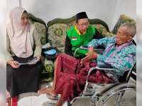 Sinergi Dinsos Bojonegoro dan IZI Salurkan Bantuan Kursi Roda untuk Warga Balen