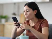 Awas Bahaya Kebiasaan Menunduk Saat Main Ponsel Bisa Picu Saraf Kejepit