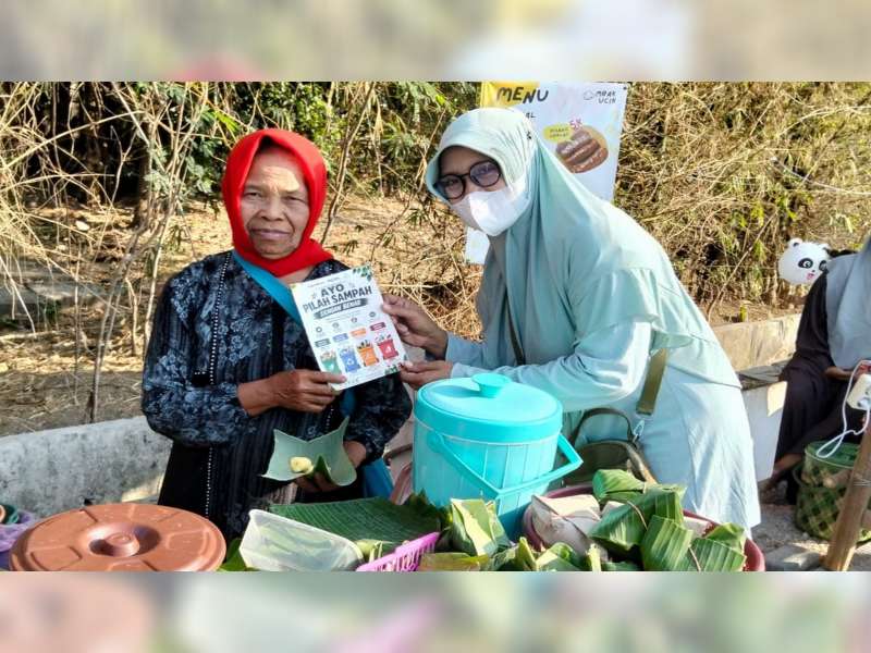 Komunitas Arisan Sampah Mapak di Bojonegoro Gelar Kampanye Pilah Sampah dan Kreasi Daur Ulang Botol