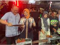 Ribuan Warga Meriahkan Malam Festival Ayam Panggang Ledok Kulon