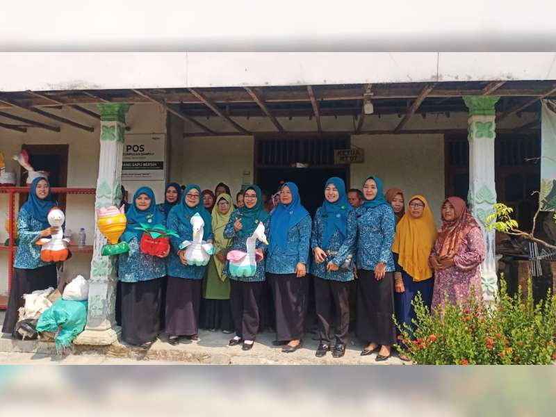 Ketua TP PKK Kabupaten Bojonegoro Kunjungi Pos Komunitas &lsquo;Mapak&rsquo; di Desa Semenkidul