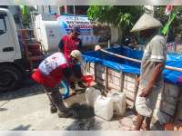Ringankan Beban Kekeringan Warga Sumberrejo, PMI dan BPBD Bojonegoro Pasok Air Bersih