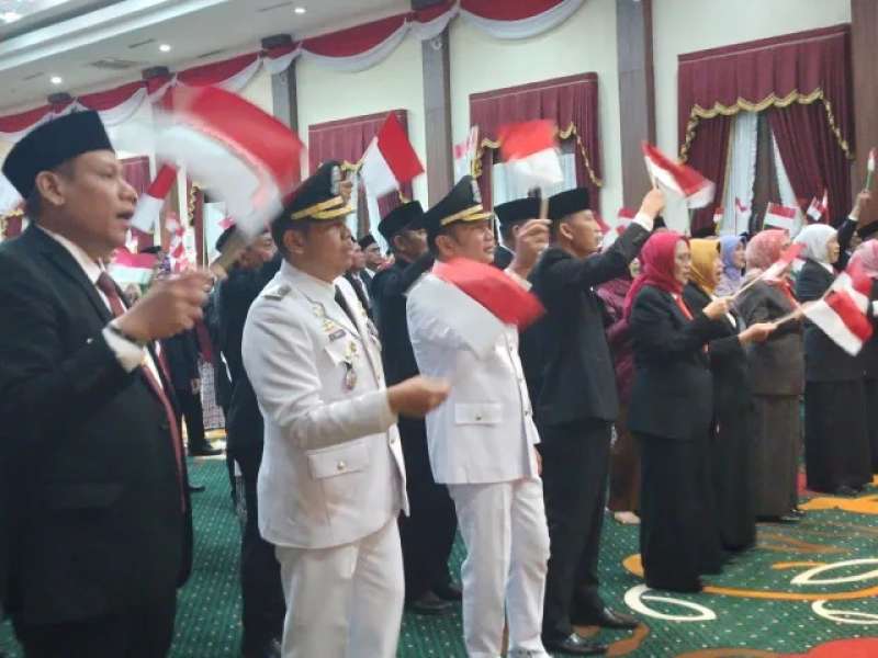 Gubernur Khofifah Sematkan Satyalancana Karya Satya Kepada 250 ASN Pemprov Jatim
