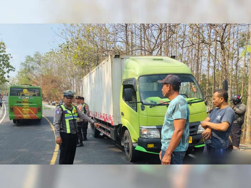 Terpeleset dan Jatuh ke Sisi Kanan Jalan, Pemotor di Margomulyo, Bojonegoro Meninggal Terlindas Truk